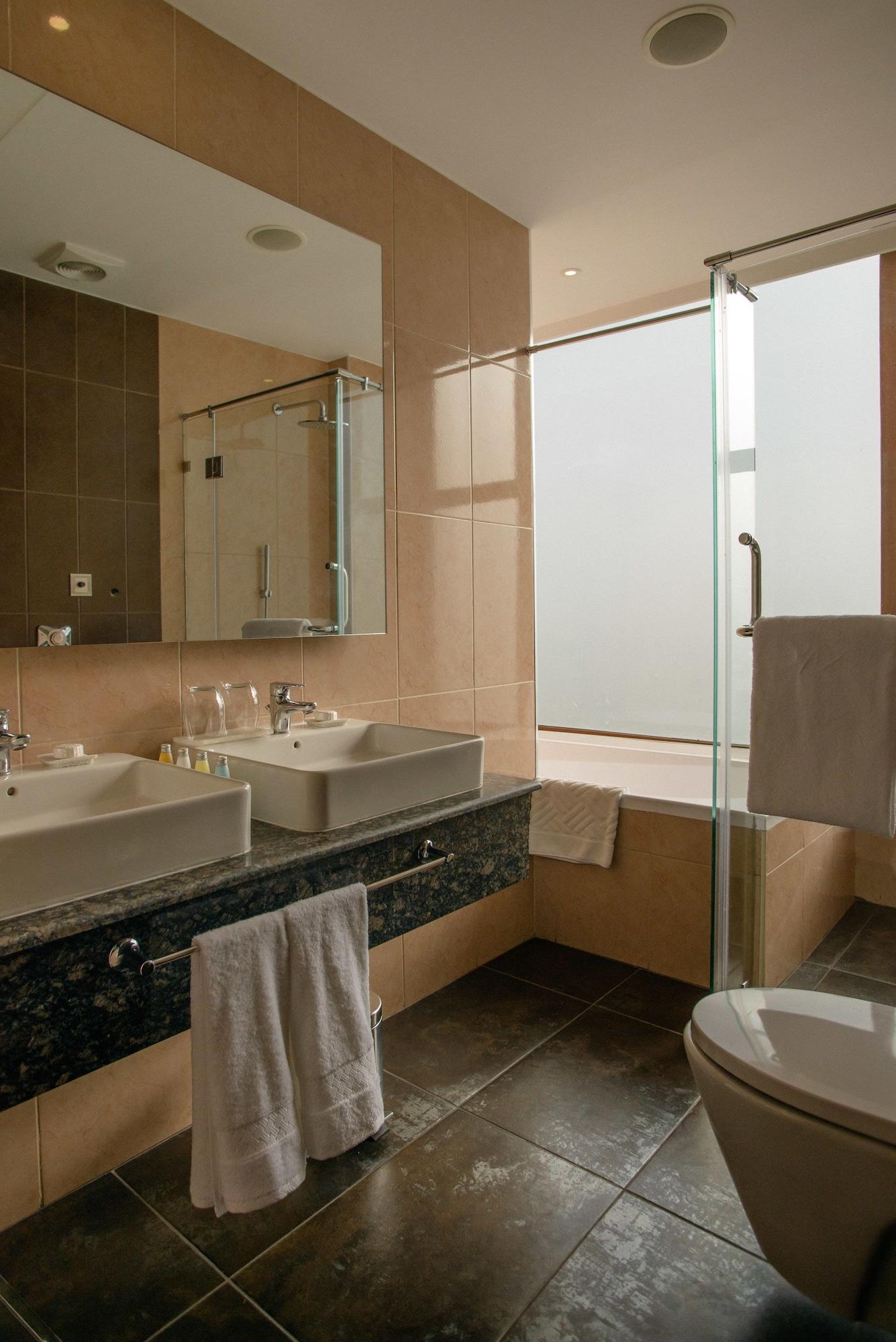 ザ コンコルド ホテル ＆ スイーツ ナイロビ エクステリア 写真 A bathroom with a shower enclosure