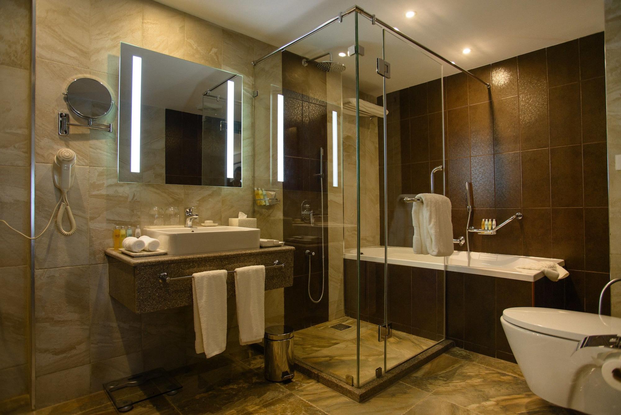 ザ コンコルド ホテル ＆ スイーツ ナイロビ エクステリア 写真 A bathroom with a shower cubicle